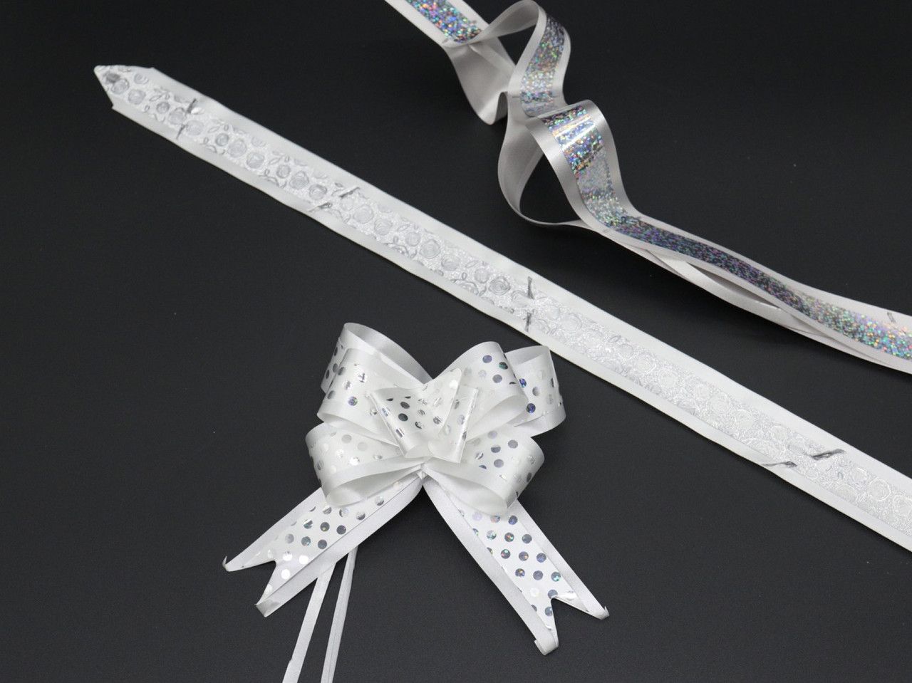 Подарунковий бантик зі стрічки на затяжках для декору та пакування подарунків Колір білий. 4х9 см