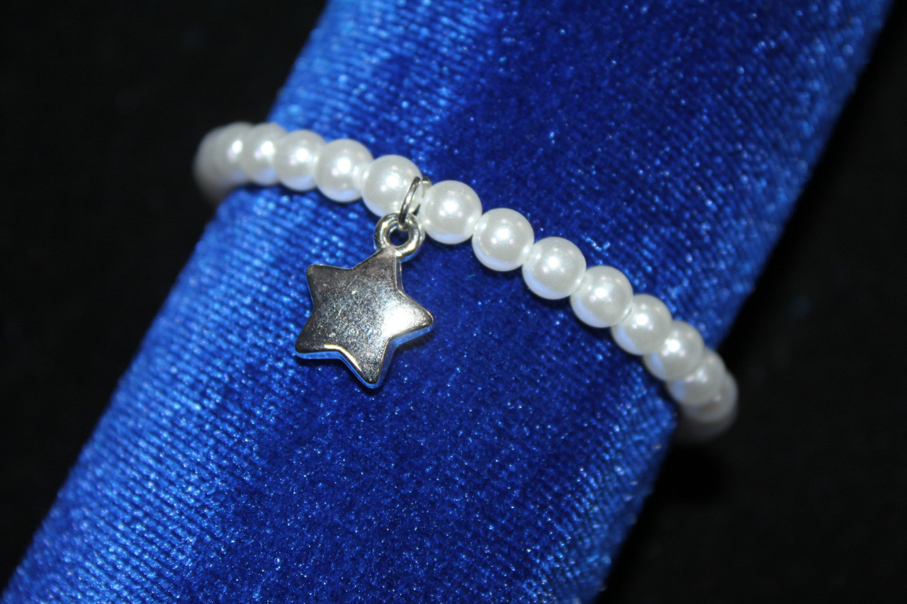Вишуканий браслет з білих перлин на гумці з кулоном срібляста зірка, фото 1