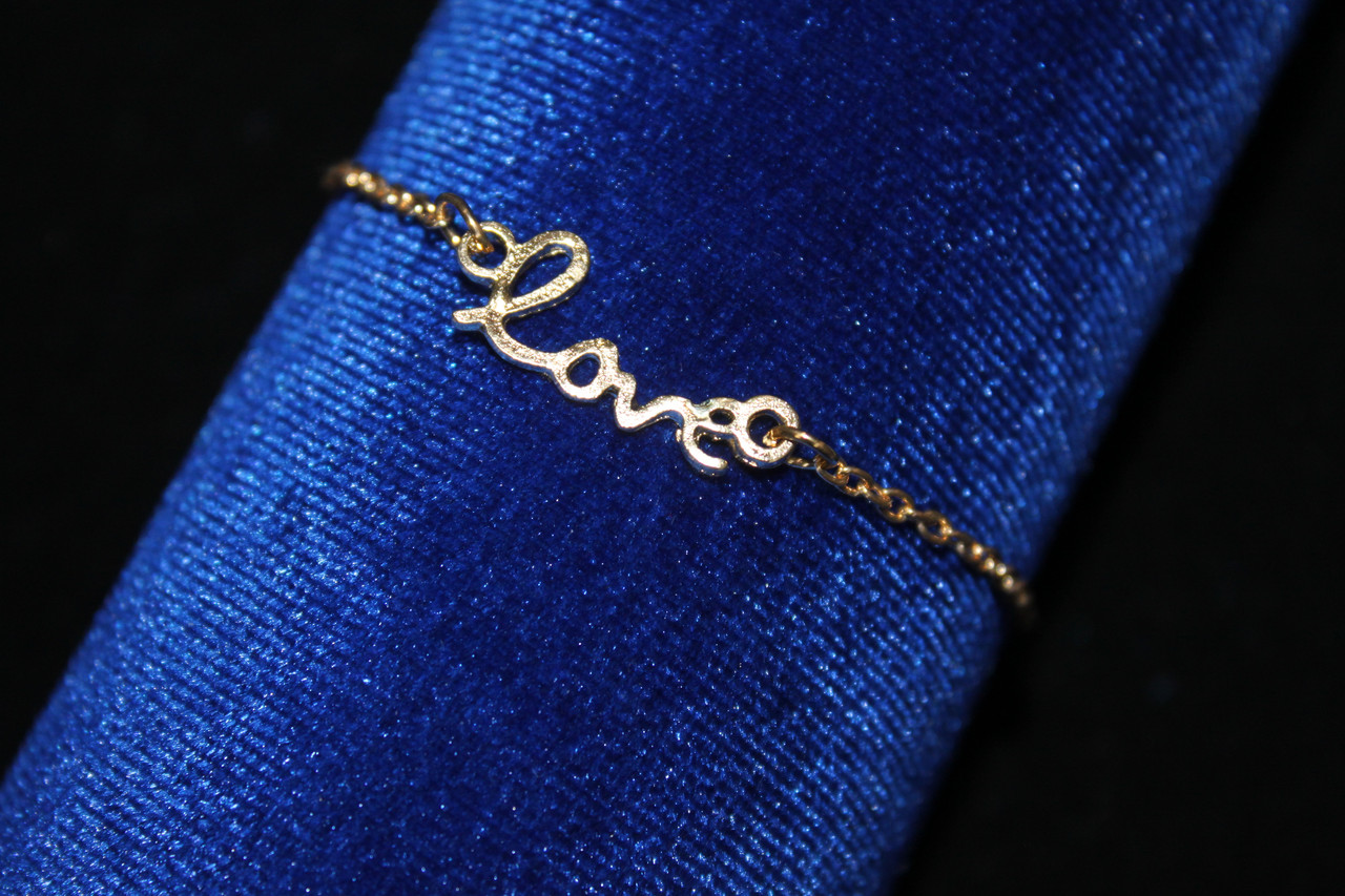 Розкішний золотий браслет з написом love
