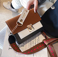 Стильная сумка почтальон с замшевыми вставками на красивом ремешке