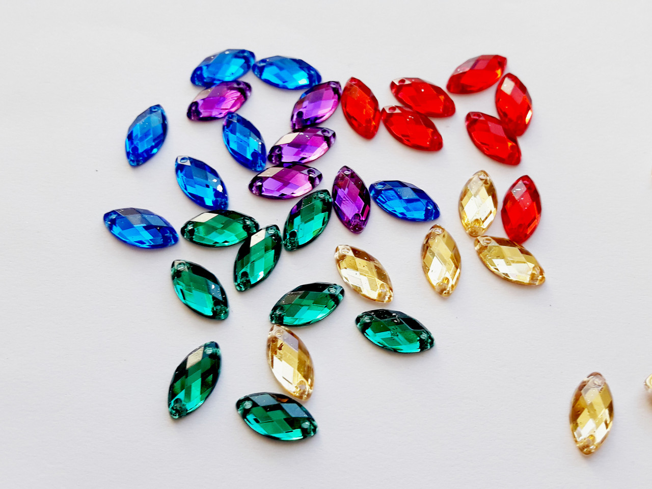 Стрази пластикові пришивні на 2 дірки.50 шт. Подовгасті "Рис" ,малі. 12 х 6мм.