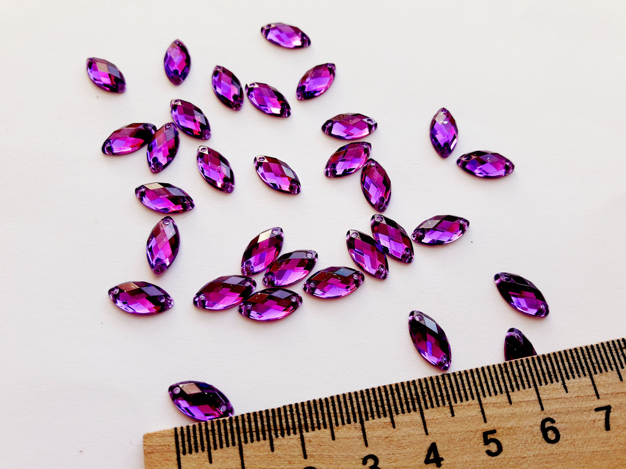 Стрази пластикові пришивні на 2 дірки.50 шт. Цикламен. Подовгасті "Рис" ,малі. 12 х 6мм.