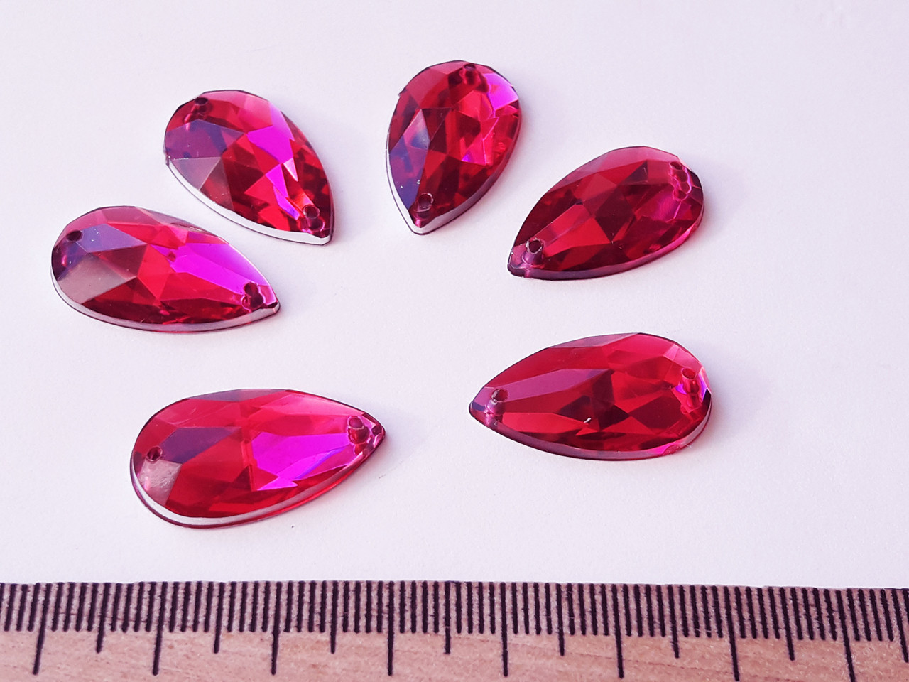 Стрази пришивні пластикові на 2 дірки. 10 шт. Крапля велика. Малинові (25 мм х 14мм)