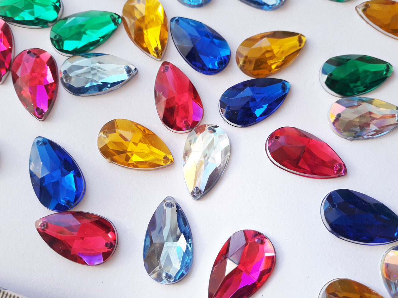 Стрази пришивні пластикові на 2 дірки. 15 шт. Асорті , мікс (25 мм х 14мм)