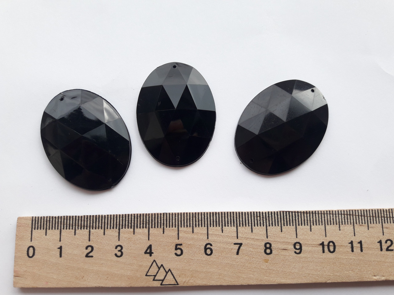 Стрази пришивні пластикові. Чорні, овальні, великі. Розмір 40х30 мм. В наборі 3 штуки.