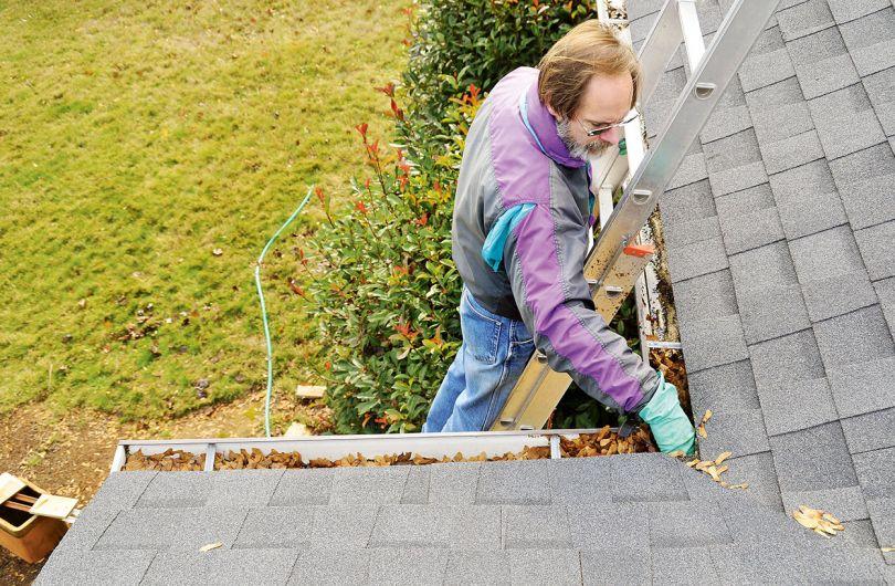 Прочистка водостока кровли.