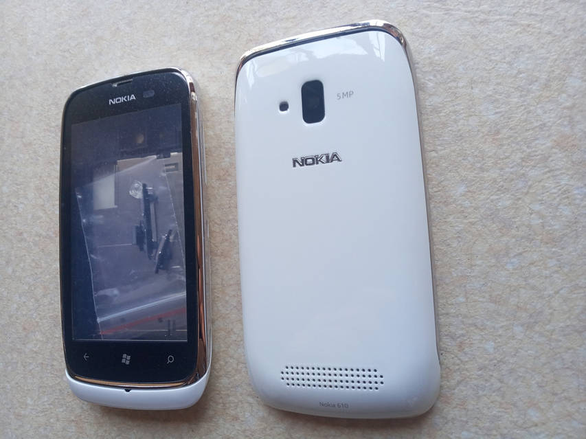 Жалаңаш Ферги суреттері Мас әйелдер кеуделерін ашқан