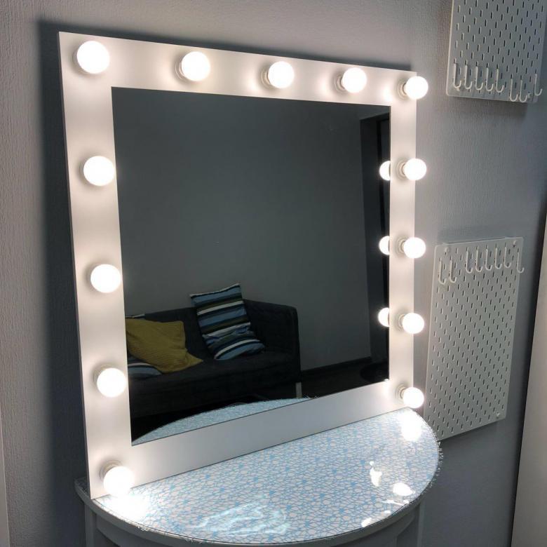 Гримерне дзеркало 80 х 80 з лампами в білій рамі настінне (Макіяжне дзеркало для візажу з підсвічуванням)