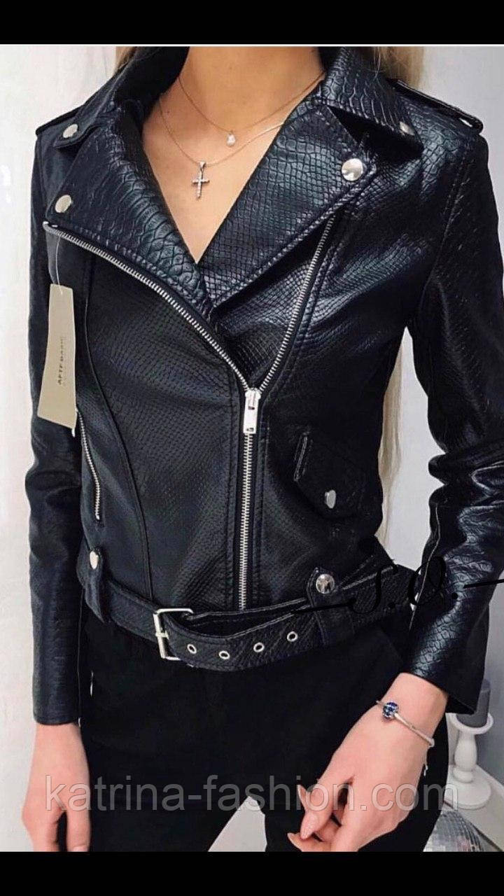 Жіноча стильна чорна куртка-косуха під пітона