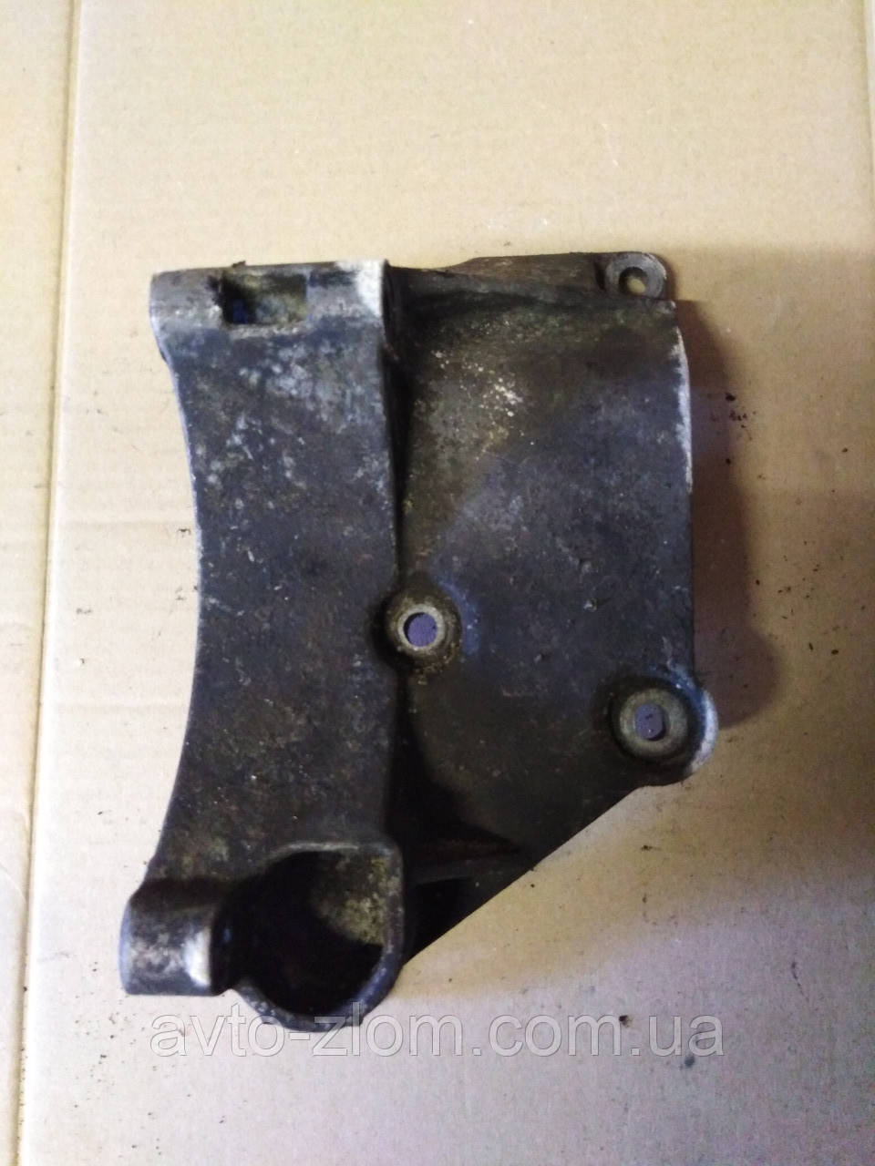Кронштейн генератора Volkswagen Passat B3, B4, Golf 3, Vento. 028903143Q.