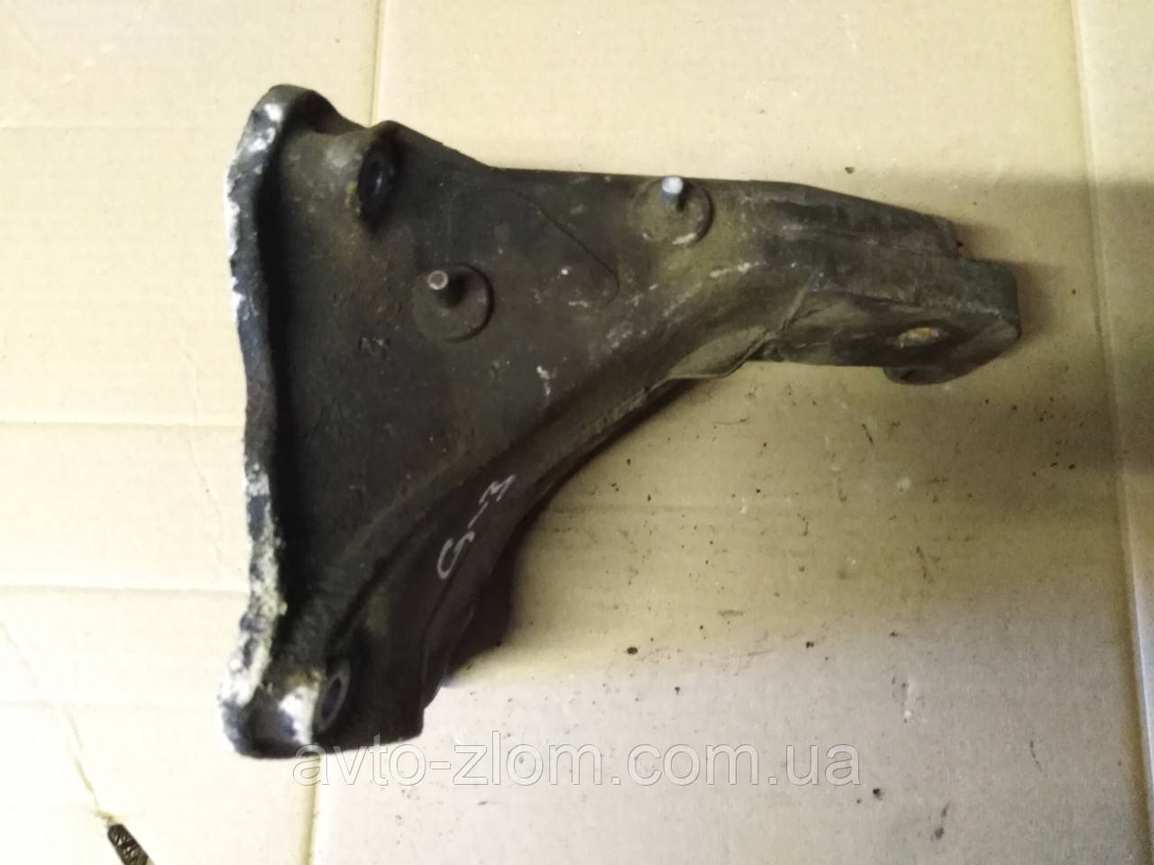 Кронштейн двигуна правий Volkswagen Golf 3, Vento, Гольф 3, Венто. 1H0199354K.