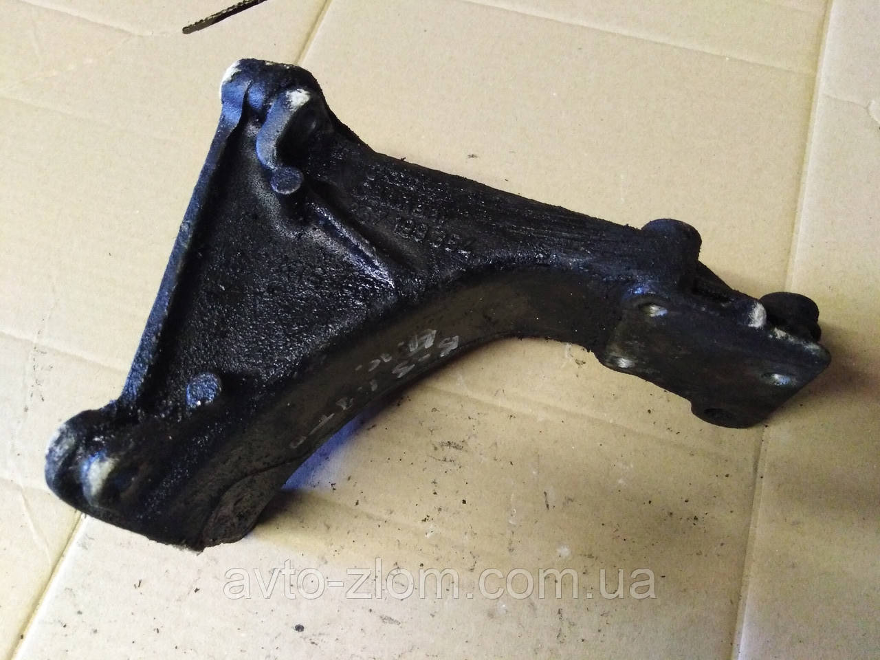Кронштейн двигуна правий Volkswagen Passat B3, Пассат Б3. 357199357.