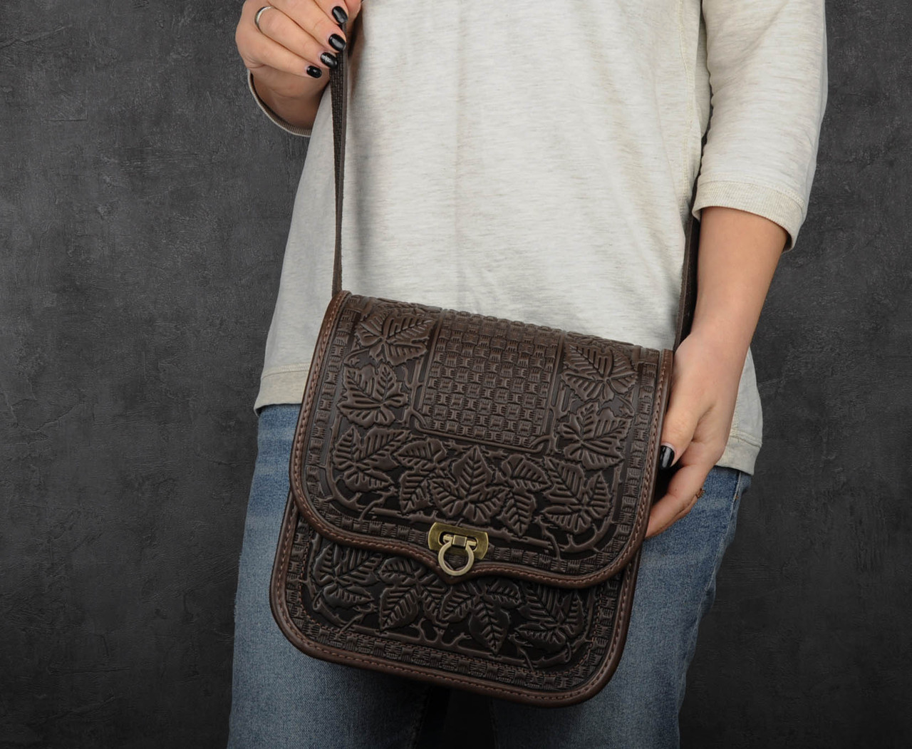 Жіноча шкіряна сумка коричневого кольору з тисненим орнаментом "Фундук", 25х26х8 см, фото 1