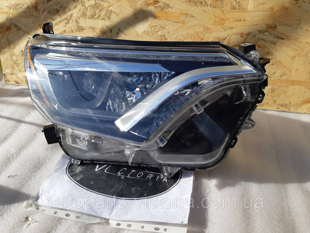 Фара права Toyota RAV4 15-18 LED США вживана