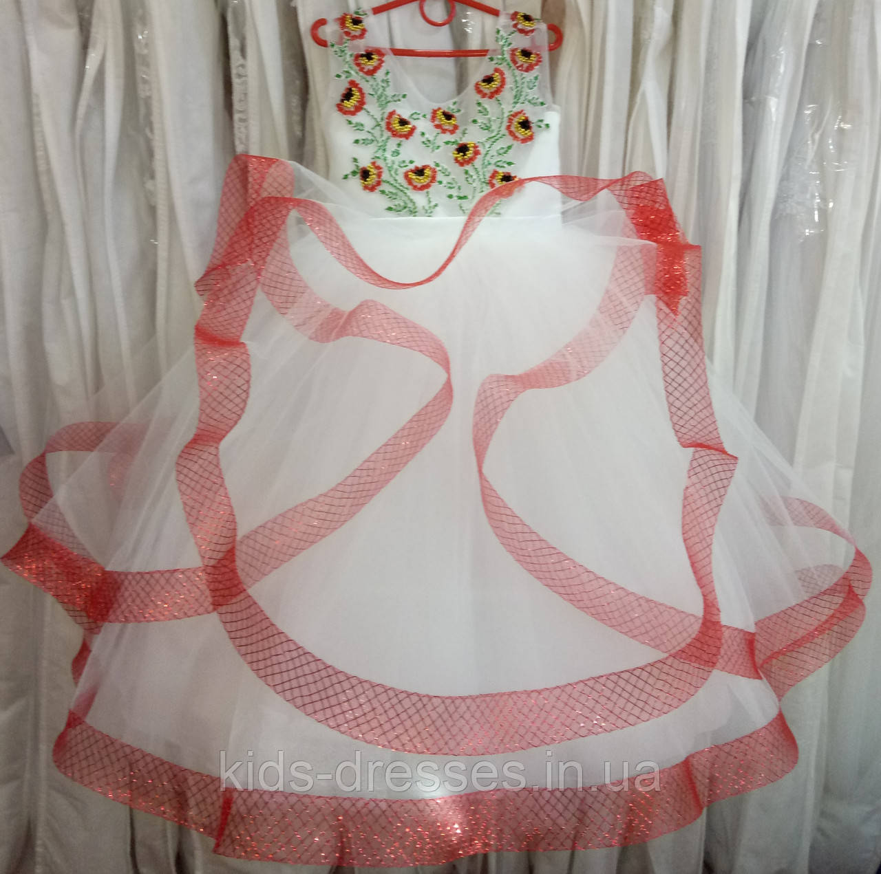Яскрава біло-червона ошатна дитяча сукня-маєчка зі спідницею-квіткою і ручною вишивкою на 5-7 років