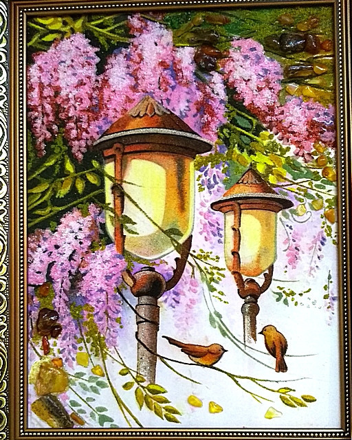 Оригінальний подарунок красивий бурштинова картина "Фонарики з бузковими квітами"