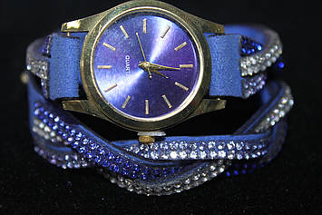 Чудові жіночі годинники на довгому синьому ремінці з камінням