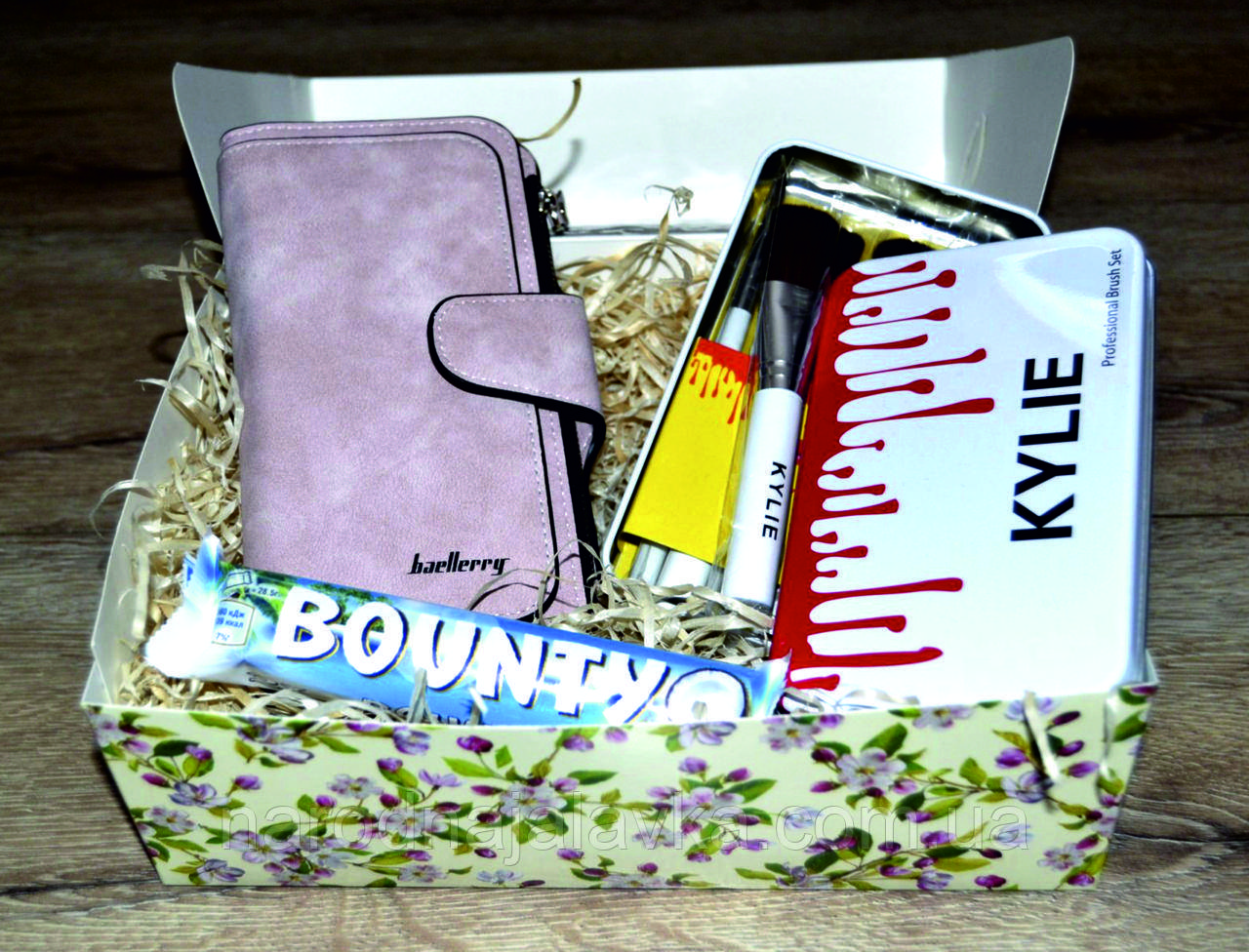 Набір подарунковий для жінок 3 в 1. Гаманець, набір пензлів для макіяжу Кylie.