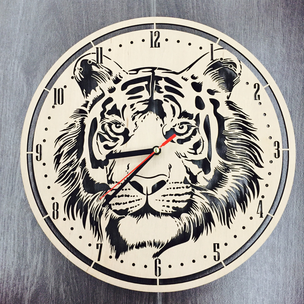 Безшумний настінний годинник з дерева «Тигр»