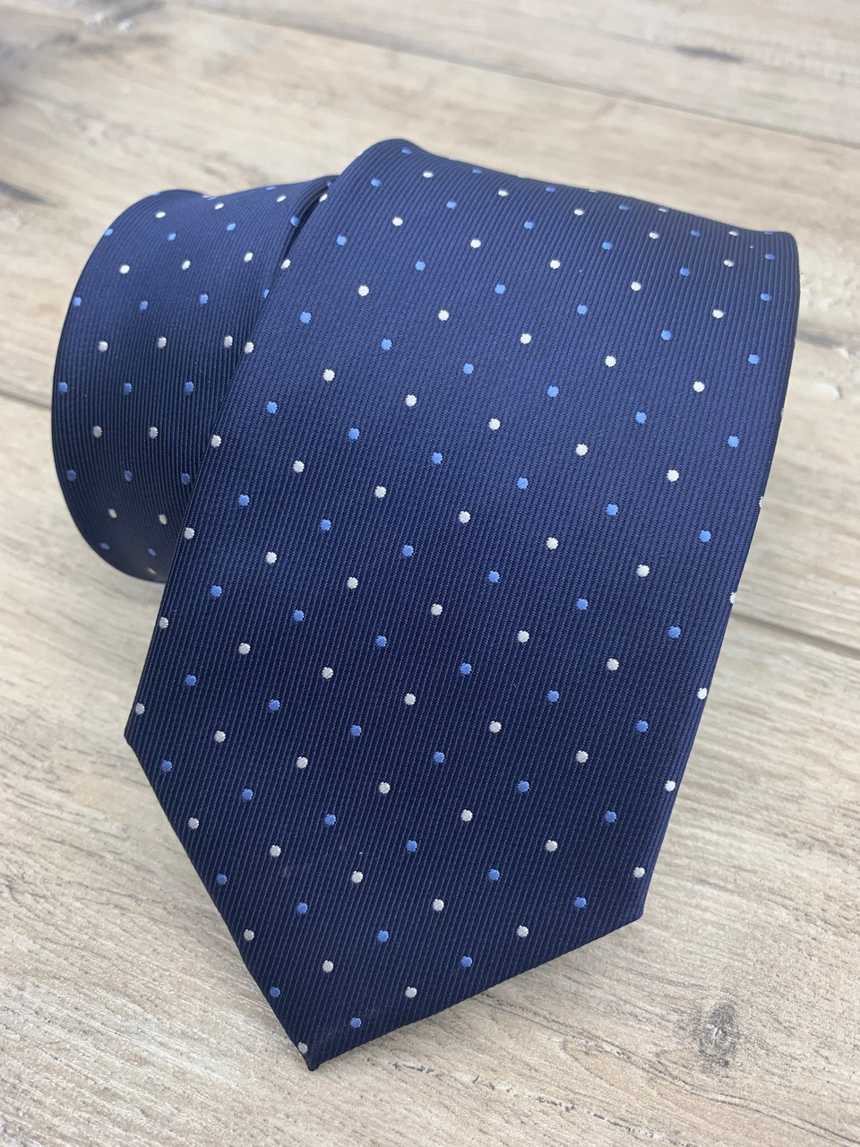 Краватка синій у кольорові цятки.