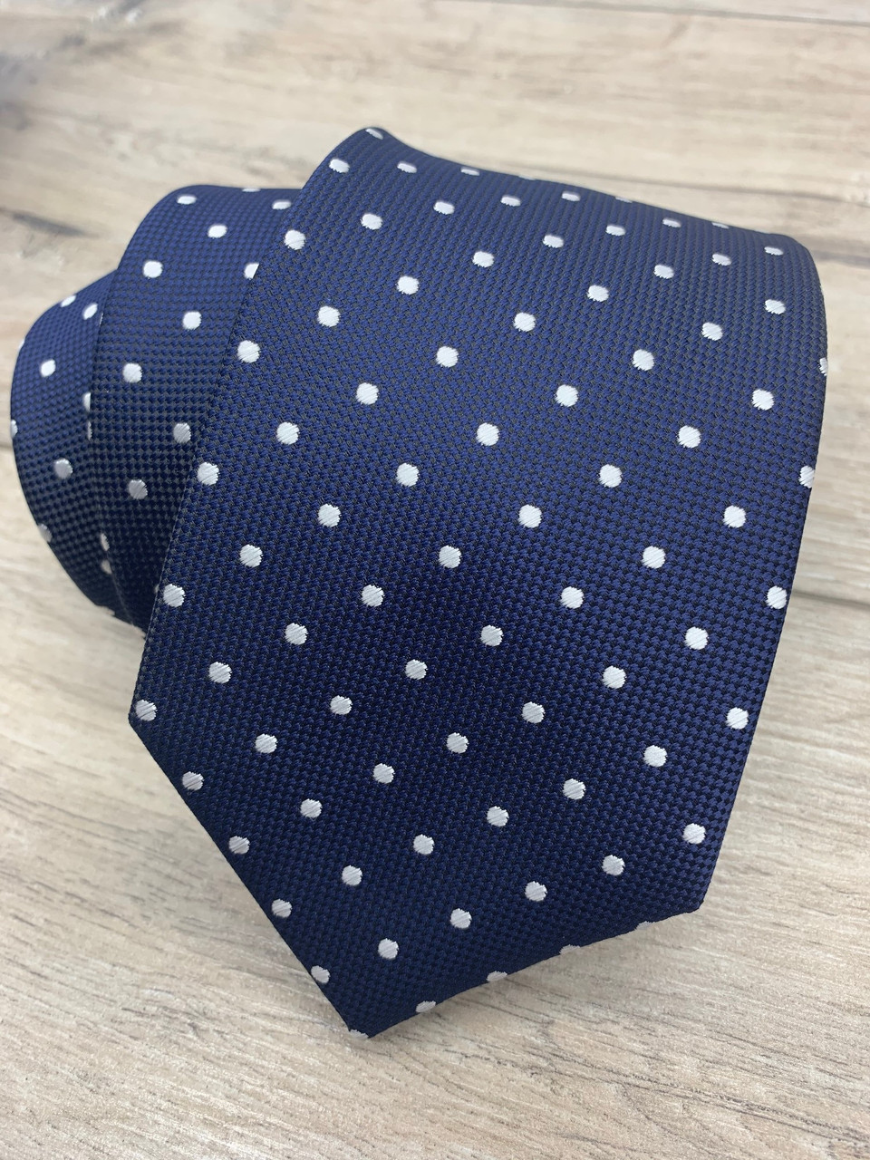 Краватка синій у білий горох.