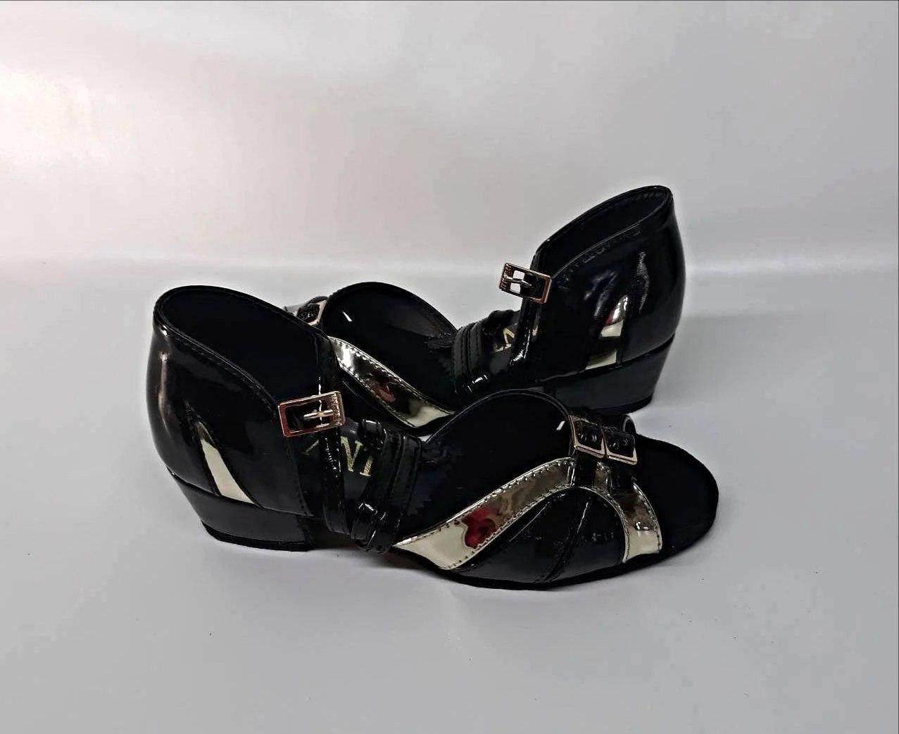 Туфлі танцювальні для дівчинки блок-каблук.