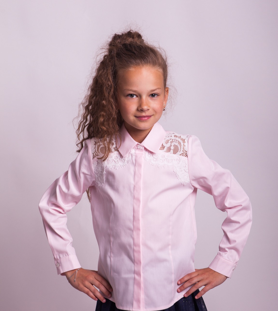 Блузка рожева шкільна з мереживом на плечах "Світ блуз" мод.7007