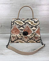 Модная сумочка клатч бежевого цвета со змеиным принтом коричневого цвета
