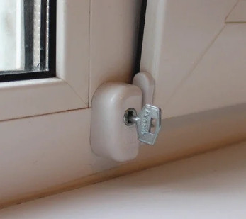 Замок для вікон дитячий блокуючий Pentilt tilt & turn lock, фото 1