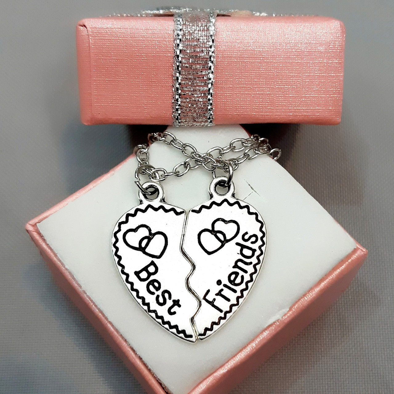 Подарунок кращій подруці сестрі мамі - кулони серце пазли з написом Вest friends колір срібло в яскравій упаковці