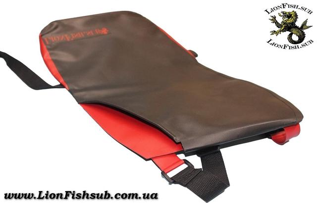 Сумка для Раков и Рыбы LionFish.sub. Нагрудная Питомза из ПВХ материала. Удобный фартук для сбора и хранения подводных находок и добытой рыбы. Бальшая, карман слева.