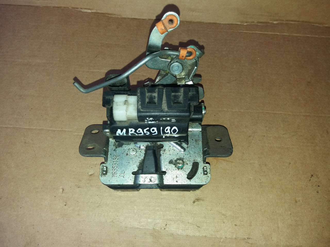 Замок кришки багажника Mitsubishi Colt z30 MR959190