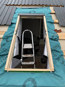 Ми встановлюємо спеціальні фартухи з гідроізоляційної мембрани, які перекривають контробрешітку та частково заходять на лати. Зсередини — пароізоляційна плівка, герметично приклеєна до віконної коробки. Це запобігає появі конденсату, втратам тепла