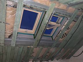 Тут важлива геометрія — навіть найякісніше вікно втратить свої властивості при перекосі. Розміщення між кроквами, дотримання відстані до ребер жорсткості, розмітка внутрішнього контуру — усе це закладає фундамент довговічної та безпечної інсталяції.