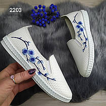 Мокасини сліпони жіночі білі з вишивкою блакитна сакура 2203, фото 3