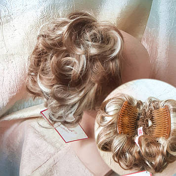 Шиньон накладка коротка на гребінцях медовий блонд 988-27Н613