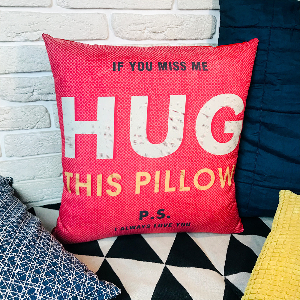 Подушка з принтом габардинова If you miss me hug this pillow (красная) 50x50 см (5P_19L015), фото 1
