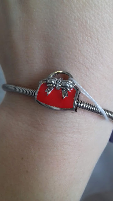 Шарм срібний із червоною емаллю сумочка, фото 1