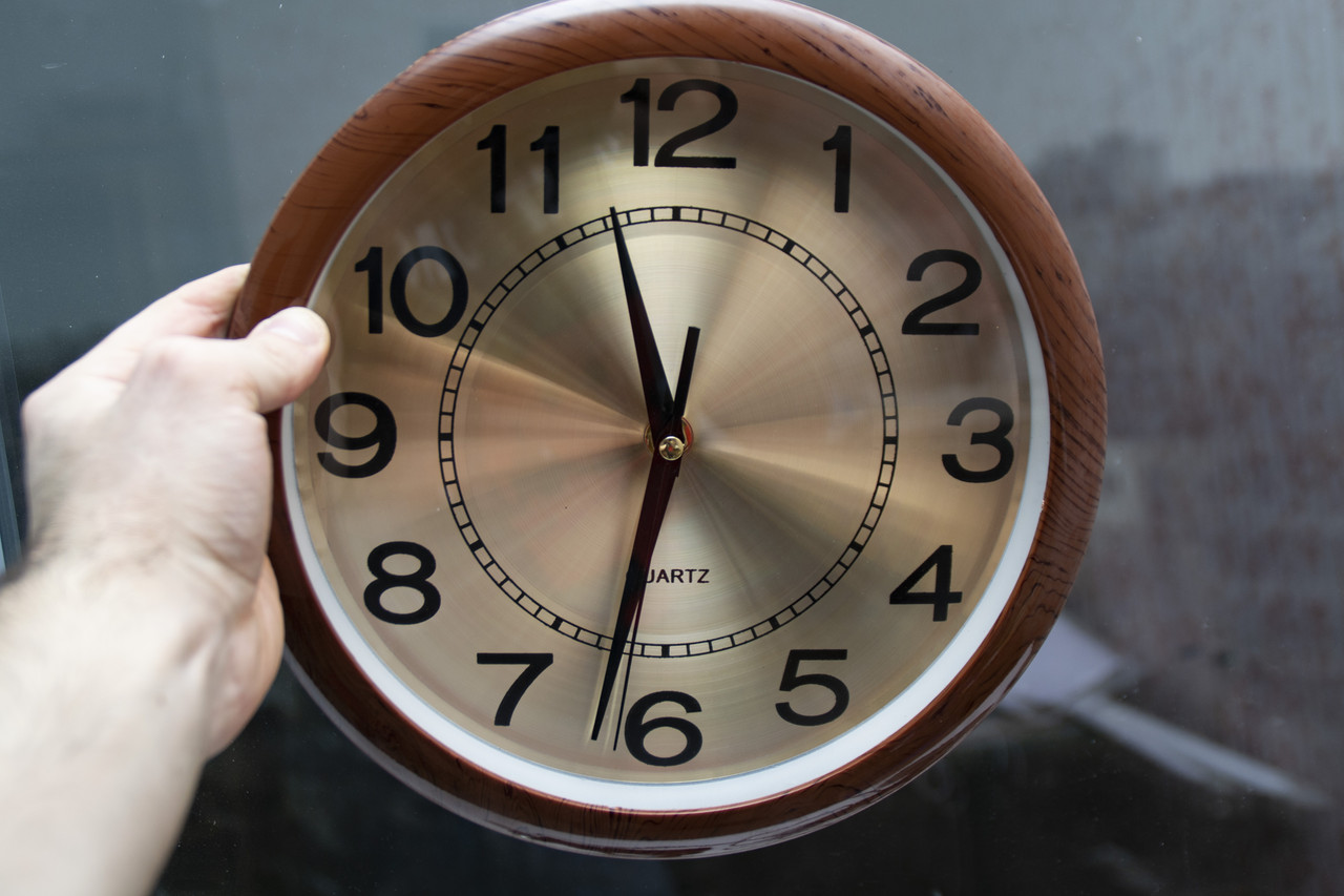 Настінний годинник із металевим циферблатом. Годинник вінтажний кварцовий. Діаметр 26 см.
