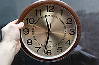 Настенные часы с металлическим циферблатом. Часы винтажные кварцевые. Диаметр 26 см.
