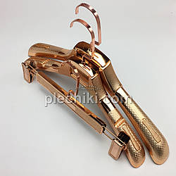 Набір пластикових вішалок для одягу мідного кольору, у пакованні 3 шт.