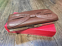 Классический женский кожаный кошелёк с бантом коричневого цвета F.Salfeite