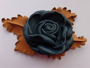 Брошка синій квітка зі шкіри ручної роботи "Ліза"