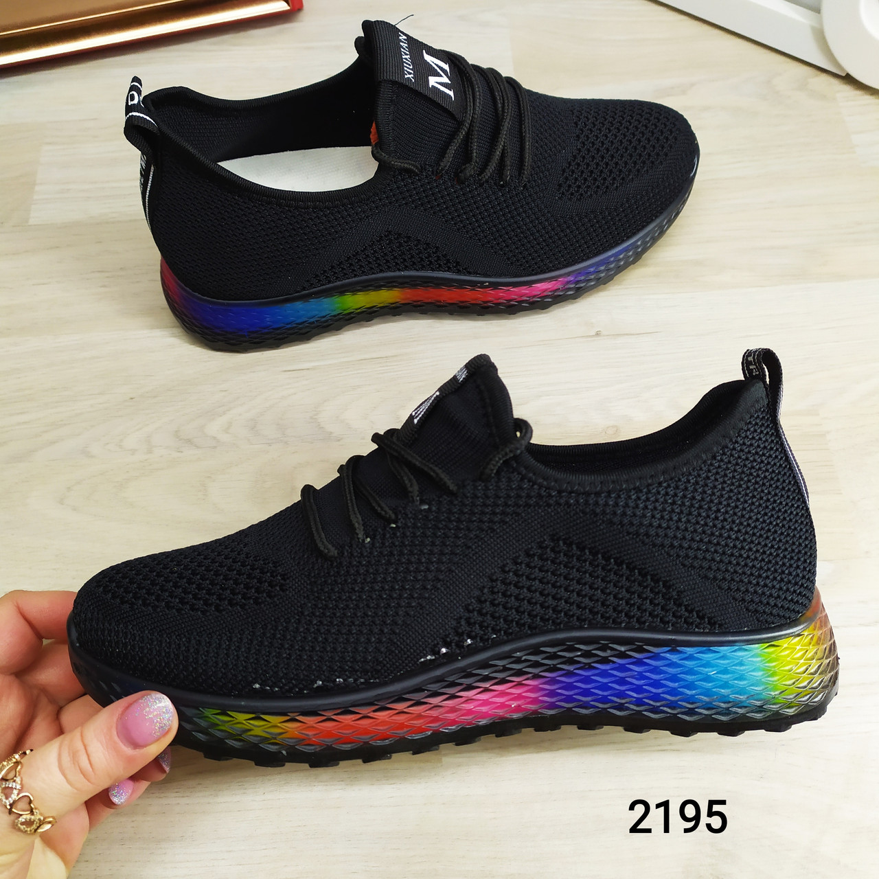 Жіночі чорні текстильні кросівки на яскравій різнобарвній підошві, фото 1
