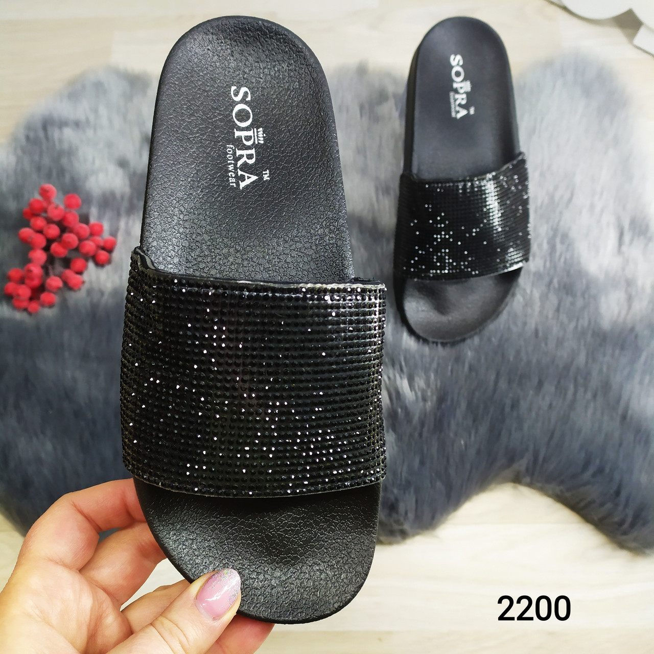 Модні жіночі шльопанці чорні в стразах Sopra.
