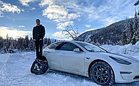 Громадянин Канади зробив з електромобіля Tesla Model 3 снігохід