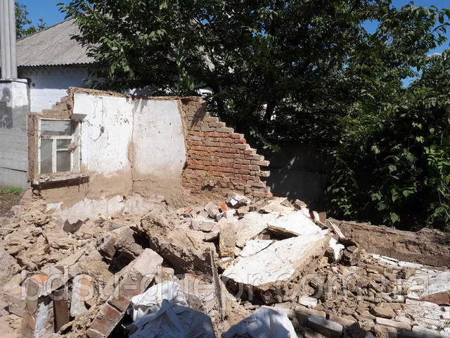 Зруйнований демонтажним інструментом будинок
