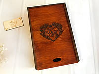 Деревянная коробка для свадебных бокалов с гравировкой "Сердце" Красное дерево
