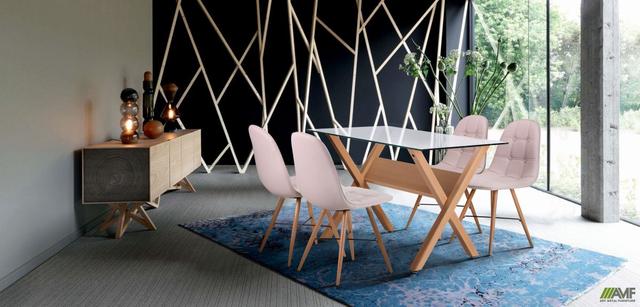 Вид столу АМФ Maple в інтер'єрі вітальні з м'якими стільцями