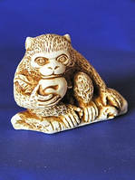 Статуэтка Нэцкэ Цунь-у Кун на бревне Netsuke Гипс 6x4.5x3.5 см Натуральный (00738)